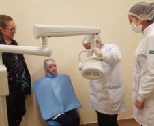 Os estudantes dos cursos técnicos em Saúde Bucal e de Prótese Dentária do Colégio Estadual do Paraná (CEP) estão participando de aulas práticas no laboratório da Escola de Saúde Pública, da Secretaria de Saúde do Estado do Paraná.