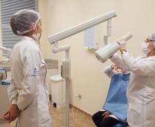 Os estudantes dos cursos técnicos em Saúde Bucal e de Prótese Dentária do Colégio Estadual do Paraná (CEP) estão participando de aulas práticas no laboratório da Escola de Saúde Pública, da Secretaria de Saúde do Estado do Paraná.