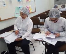 Os estudantes dos cursos técnicos em Saúde Bucal e de Prótese Dentária do Colégio Estadual do Paraná (CEP) estão participando de aulas práticas no laboratório da Escola de Saúde Pública, da Secretaria de Saúde do Estado do Paraná.