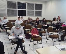 Os estudantes dos cursos técnicos em Saúde Bucal e de Prótese Dentária do Colégio Estadual do Paraná (CEP) estão participando de aulas práticas no laboratório da Escola de Saúde Pública, da Secretaria de Saúde do Estado do Paraná.