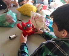Os estudantes dos 1° anos do Ensino Médio acabaram de montar uma exposição de “Toy Art” (brinquedos de arte) no Colégio Estadual Amâncio Moro (CEP-Amâncio). Eles concluíram a fabricação de quase 100 bonecos.