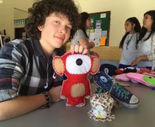 Os estudantes dos 1° anos do Ensino Médio acabaram de montar uma exposição de “Toy Art” (brinquedos de arte) no Colégio Estadual Amâncio Moro (CEP-Amâncio). Eles concluíram a fabricação de quase 100 bonecos.