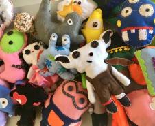 Os estudantes dos 1° anos do Ensino Médio acabaram de montar uma exposição de “Toy Art” (brinquedos de arte) no Colégio Estadual Amâncio Moro (CEP-Amâncio). Eles concluíram a fabricação de quase 100 bonecos.