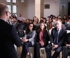 O Colégio Estadual do Paraná (CEP) e a Defensoria Pública do Estado do Paraná se uniram para promover o “Jovem Defensor”, um projeto acadêmico para formação específica na área de Direitos Humanos, dentro das disciplinas de Filosofia, Sociologia, História e Geografia.