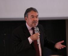 O Colégio Estadual do Paraná (CEP) e a Defensoria Pública do Estado do Paraná se uniram para promover o “Jovem Defensor”, um projeto acadêmico para formação específica na área de Direitos Humanos, dentro das disciplinas de Filosofia, Sociologia, História e Geografia.