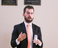 O Colégio Estadual do Paraná (CEP) e a Defensoria Pública do Estado do Paraná se uniram para promover o “Jovem Defensor”, um projeto acadêmico para formação específica na área de Direitos Humanos, dentro das disciplinas de Filosofia, Sociologia, História e Geografia.