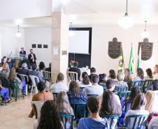 O Colégio Estadual do Paraná (CEP) e a Defensoria Pública do Estado do Paraná se uniram para promover o “Jovem Defensor”, um projeto acadêmico para formação específica na área de Direitos Humanos, dentro das disciplinas de Filosofia, Sociologia, História e Geografia.