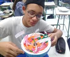 A montagem criativa faz parte da exposição de maquetes apresentadas pelos estudantes do 1° ano do Ensino Médio, que usou da atividade prática para representar as  células animal e vegetal no estudo da citologia.
