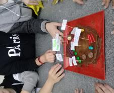 A montagem criativa faz parte da exposição de maquetes apresentadas pelos estudantes do 1° ano do Ensino Médio, que usou da atividade prática para representar as  células animal e vegetal no estudo da citologia.