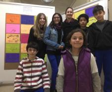 O uso das novas tecnologias foi o tema escolhido nas aulas de Língua Espanhola para promover o debate e a reflexão entre os alunos e alunas do 7° ano do Ensino Fundamental do Colégio Estadual do Paraná. Os estudantes concluíram suas atividades com a apresentação de suas ideias colocadas em cartazes, que foram fixados em murais disponibilizados no corredor do Colégio do prédio central (CEP-CEP).