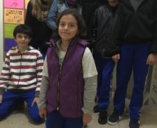 O uso das novas tecnologias foi o tema escolhido nas aulas de Língua Espanhola para promover o debate e a reflexão entre os alunos e alunas do 7° ano do Ensino Fundamental do Colégio Estadual do Paraná. Os estudantes concluíram suas atividades com a apresentação de suas ideias colocadas em cartazes, que foram fixados em murais disponibilizados no corredor do Colégio do prédio central (CEP-CEP).