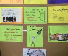 O uso das novas tecnologias foi o tema escolhido nas aulas de Língua Espanhola para promover o debate e a reflexão entre os alunos e alunas do 7° ano do Ensino Fundamental do Colégio Estadual do Paraná. Os estudantes concluíram suas atividades com a apresentação de suas ideias colocadas em cartazes, que foram fixados em murais disponibilizados no corredor do Colégio do prédio central (CEP-CEP).