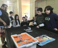 Em oficinas de robótica, estudantes criam protótipos inteligentes