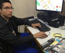 Em oficinas de robótica, estudantes criam protótipos inteligentes