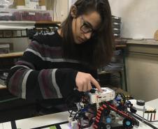 Em oficinas de robótica, estudantes criam protótipos inteligentes