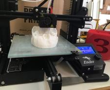 Outra novidade encontrada nas aulas de robótica do CEP são as impressoras em 3D. São dois equipamentos disponibilizados aos alunos e alunas para o desenvolvimento de projetos para construir objetos tridimensionais.