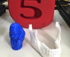 Outra novidade encontrada nas aulas de robótica do CEP são as impressoras em 3D. São dois equipamentos disponibilizados aos alunos e alunas para o desenvolvimento de projetos para construir objetos tridimensionais.