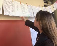 Os estudantes do Colégio Estadual do Paraná, no Colégio Estadual Amâncio Moro (CEP-Amâncio), concluíram mais uma etapa do projeto Sedução da Linguagem Poética, nesta sexta-feira (28). A produção de poemas dos alunos e alunas já pode ser conferida nos varais esticados nos corredores e nas áreas de convivência da instituição.