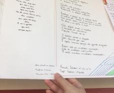 Os estudantes do Colégio Estadual do Paraná, no Colégio Estadual Amâncio Moro (CEP-Amâncio), concluíram mais uma etapa do projeto Sedução da Linguagem Poética, nesta sexta-feira (28). A produção de poemas dos alunos e alunas já pode ser conferida nos varais esticados nos corredores e nas áreas de convivência da instituição.