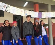 Os estudantes do Colégio Estadual do Paraná, no Colégio Estadual Amâncio Moro (CEP-Amâncio), concluíram mais uma etapa do projeto Sedução da Linguagem Poética, nesta sexta-feira (28). A produção de poemas dos alunos e alunas já pode ser conferida nos varais esticados nos corredores e nas áreas de convivência da instituição.