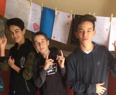 Os estudantes do Colégio Estadual do Paraná, no Colégio Estadual Amâncio Moro (CEP-Amâncio), concluíram mais uma etapa do projeto Sedução da Linguagem Poética, nesta sexta-feira (28). A produção de poemas dos alunos e alunas já pode ser conferida nos varais esticados nos corredores e nas áreas de convivência da instituição.