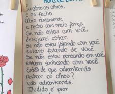 Os estudantes do Colégio Estadual do Paraná, no Colégio Estadual Amâncio Moro (CEP-Amâncio), concluíram mais uma etapa do projeto Sedução da Linguagem Poética, nesta sexta-feira (28). A produção de poemas dos alunos e alunas já pode ser conferida nos varais esticados nos corredores e nas áreas de convivência da instituição.