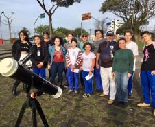 A equipe de estudantes e professores membros do Clube de Ciências Espaciais do Colégio Estadual do Paraná (CEP) foram, nesta terça-feira (2), ao bairro Alto da XV, em Curitiba, para acompanhar e registrar o Eclipse do Sol, um fenômeno raro que só poderá ser visto novamente da capital paranaense em 2045. 