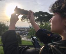 A equipe de estudantes e professores membros do Clube de Ciências Espaciais do Colégio Estadual do Paraná (CEP) foram, nesta terça-feira (2), ao bairro Alto da XV, em Curitiba, para acompanhar e registrar o Eclipse do Sol, um fenômeno raro que só poderá ser visto novamente da capital paranaense em 2045.