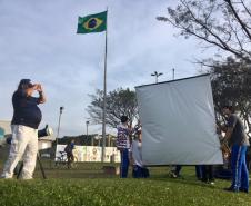A equipe de estudantes e professores membros do Clube de Ciências Espaciais do Colégio Estadual do Paraná (CEP) foram, nesta terça-feira (2), ao bairro Alto da XV, em Curitiba, para acompanhar e registrar o Eclipse do Sol, um fenômeno raro que só poderá ser visto novamente da capital paranaense em 2045.