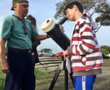 A equipe de estudantes e professores membros do Clube de Ciências Espaciais do Colégio Estadual do Paraná (CEP) foram, nesta terça-feira (2), ao bairro Alto da XV, em Curitiba, para acompanhar e registrar o Eclipse do Sol, um fenômeno raro que só poderá ser visto novamente da capital paranaense em 2045.