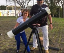 A equipe de estudantes e professores membros do Clube de Ciências Espaciais do Colégio Estadual do Paraná (CEP) foram, nesta terça-feira (2), ao bairro Alto da XV, em Curitiba, para acompanhar e registrar o Eclipse do Sol, um fenômeno raro que só poderá ser visto novamente da capital paranaense em 2045.