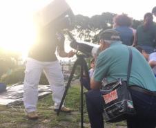 A equipe de estudantes e professores membros do Clube de Ciências Espaciais do Colégio Estadual do Paraná (CEP) foram, nesta terça-feira (2), ao bairro Alto da XV, em Curitiba, para acompanhar e registrar o Eclipse do Sol, um fenômeno raro que só poderá ser visto novamente da capital paranaense em 2045.