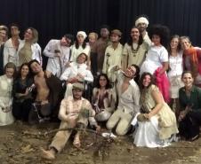 Os estudantes do 3° ano do Curso Técnico em Teatro do Colégio Estadual do Paraná (CEP) subiram no palco do Teatro Leon Jacques, nesta terça-feira (2), para mostrar o espetáculo “Os Cegos”, com direção de Tina de Souza. A montagem consiste em prova pública para os atores e atrizes que participam desta última etapa necessária para a formação integral e conclusão do curso técnico profissional.