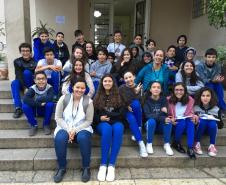 Antes de elaborar o texto no gênero notícia, os estudantes realizaram a leitura do conto “Um caso de burro”, de Machado de Assis. A tarefa foi escrever um texto para relatar a morte do burro, a partir da interpretação do texto literário.
