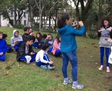 Antes de elaborar o texto no gênero notícia, os estudantes realizaram a leitura do conto “Um caso de burro”, de Machado de Assis. A tarefa foi escrever um texto para relatar a morte do burro, a partir da interpretação do texto literário.