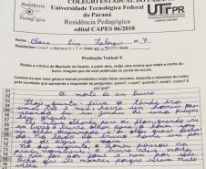 Antes de elaborar o texto no gênero notícia, os estudantes realizaram a leitura do conto “Um caso de burro”, de Machado de Assis. A tarefa foi escrever um texto para relatar a morte do burro, a partir da interpretação do texto literário.
