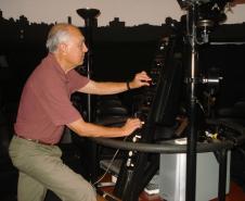 O professor José Manoel Luís da Silva, que também é astrônomo, participa nesta semana de eventos comemorativos aos 50 anos da chegada do homem à lua. Ele, que é um dos fundadores e atual diretor do Observatório e Planetário do Colégio Estadual do Paraná (OACEP), é um dos 22 cientistas brasileiros que participou do Projeto Apollo 11 – da Agência Espacial Americana (NASA)
