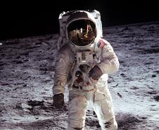 O professor José Manoel Luís da Silva, que também é astrônomo, participa nesta semana de eventos comemorativos aos 50 anos da chegada do homem à lua. Ele, que é um dos fundadores e atual diretor do Observatório e Planetário do Colégio Estadual do Paraná (OACEP), é um dos 22 cientistas brasileiros que participou do Projeto Apollo 11 – da Agência Espacial Americana (NASA)