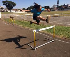 A estudante Ana Carolina Camilo da Silva derrotou 27 concorrentes e se tornou campeã paranaense de Tetratlo, atividade esportiva composta por quatro modalidades do atletismo: Corrida com barreiras; Corrida em pista rasa; Arremesso de peso; e Salto em distância. A atleta faz parte da equipe feminina de Atletismo do Colégio Estadual do Paraná (CEP).
