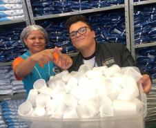 Para maior proteção do Meio Ambiente, os estudantes do Grêmio Estudantil do Colégio Estadual do Paraná (Gecep) iniciaram, nesta terça-feira (30), uma ação para conscientizar todos os alunos e alunas em relação ao uso de copos plásticos nos intervalos de aulas. O objetivo é zerar a utilização desse material.