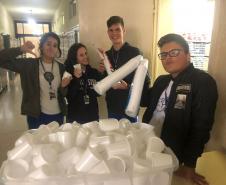 Para maior proteção do Meio Ambiente, os estudantes do Grêmio Estudantil do Colégio Estadual do Paraná (Gecep) iniciaram, nesta terça-feira (30), uma ação para conscientizar todos os alunos e alunas em relação ao uso de copos plásticos nos intervalos de aulas. O objetivo é zerar a utilização desse material.
