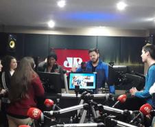 Os estudantes dos 3° e 4° anos do Curso Técnico em Teatro, Integrado ao Ensino Médio, realizaram nesta terça-feira (6) uma visita técnica ao Grupo RIC (Rede Independência de Comunicação) em Curitiba. 