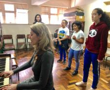 Estudantes do Curso Técnico em Teatro participam de aula de ensaio com a professora Aline Petry e professor Hermes Drechsel no piano.