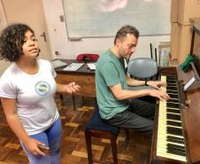 Estudantes do Curso Técnico em Teatro participam de aula de ensaio com a professora Aline Petry e professor Hermes Drechsel no piano.