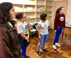 Estudantes do Curso Técnico em Teatro participam de aula de ensaio com a professora Aline Petry e professor Hermes Drechsel no piano.
