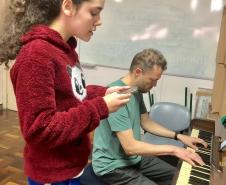 Estudantes do Curso Técnico em Teatro participam de aula de ensaio com a professora Aline Petry e professor Hermes Drechsel no piano.