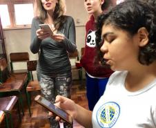 Estudantes do Curso Técnico em Teatro participam de aula de ensaio com a professora Aline Petry e professor Hermes Drechsel no piano.