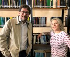 Durante a visita ao Colégio, Jeffeson Dieckmann foi recebido pela professora Camila Paschoal, coordenadora do Projeto Sedução Poética em 2019.