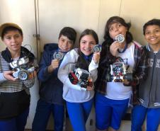Paula Pazz, Raul Knapki e Murilo Ucinki formam a equipe dos "Amebinhas". A equipe “Alfa Robô CEP” conta com os estudantes Mateus Santos, do 6° ano; e Cássio Coelho, do 7° ano, ambos do Ensino Fundamental.