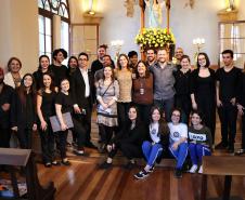 E nesta segunda-feira (12), foi a vez do Coro do CEP se apresentar na Capela da Glória na capital paranaense. O grupo musical do CEP é uma das atrações da programação da Semana Cultural preparada para Festa da Glória, promovida pela paróquia.
A apresentação do Coro, com direção de Isabel Gabiatti, contou com a presença da Diretora Geral do CEP, Tânia Maria Acco. 